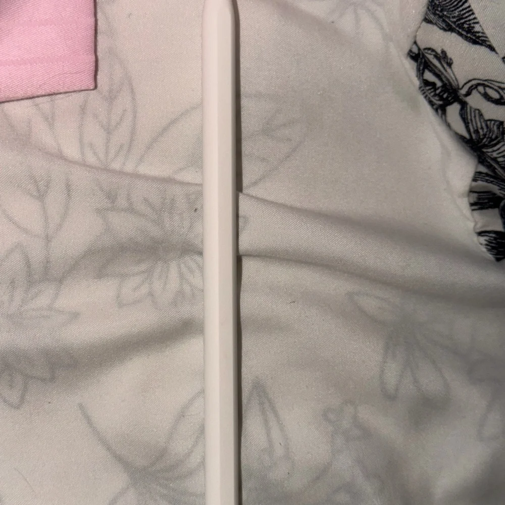 Apple Pencil - Sleek White Design